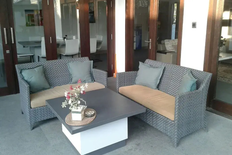 Rumah Putih Abu Abu