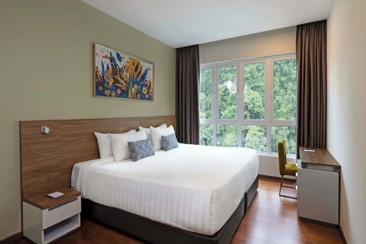 3 Bedrooms Executive Suite with balcony and with lake view