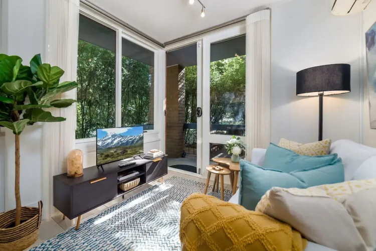 Cosy and Convenient Leafy Apartment