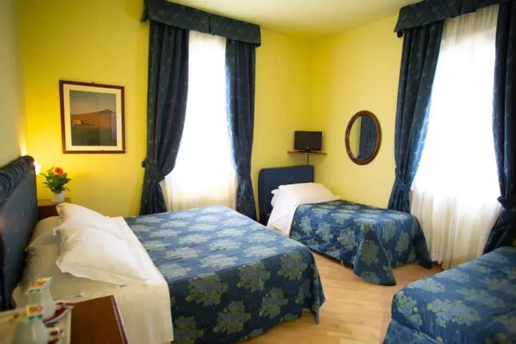 Quadruple room with street view