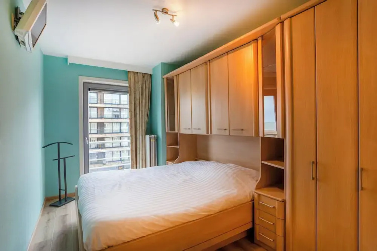 Modern, Luxurious Corner Flat on the Seafront