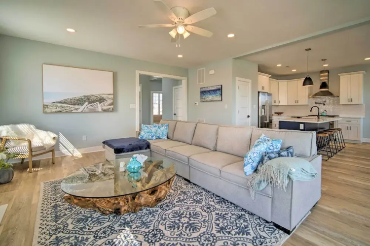 Gorgeous Newly Built Home: Golf Course View!