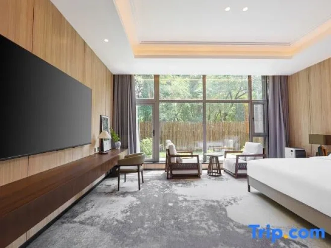 Suite with courtyard view