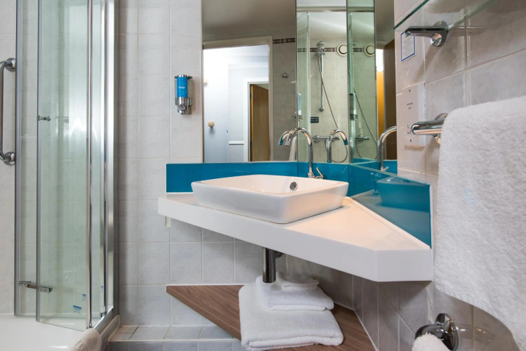 Holiday Inn Express London - Luton Airport photo 20