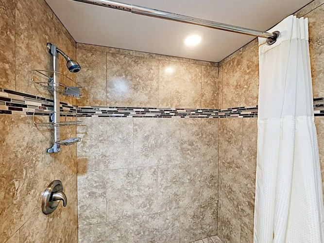 Stylish & Spacious Condo W/ Pool, SPA & Gym Condo