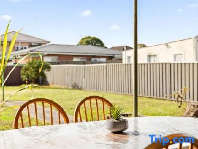 Convenient Room – Walk to Train & Shops
