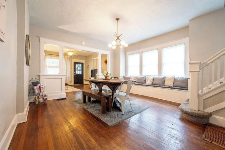 Spacious Duplex for 14 in Downtown