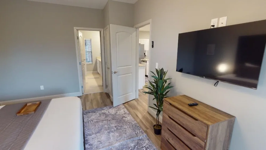 2 Bedrooms Double Club Basement Cottage