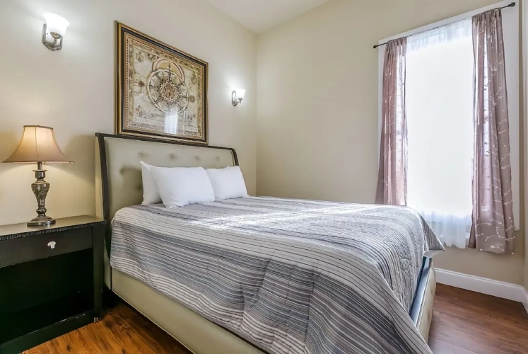 5 Bedrooms Comfort room with balcony