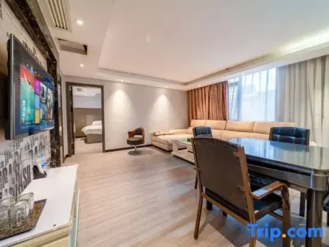 Standard Family room with courtyard view