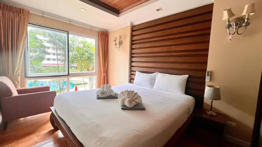 6-26 - 1 Bdr Condo With Balcony and Shared Pool