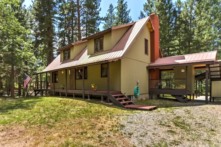 Riverside Winthrop Chalet w/ Hot Tub & 2 Decks!
