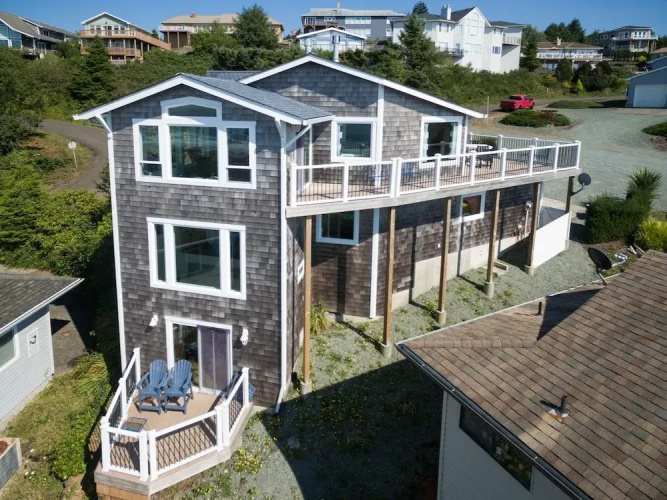 The Lighthouse 3 Br home by RedAwning