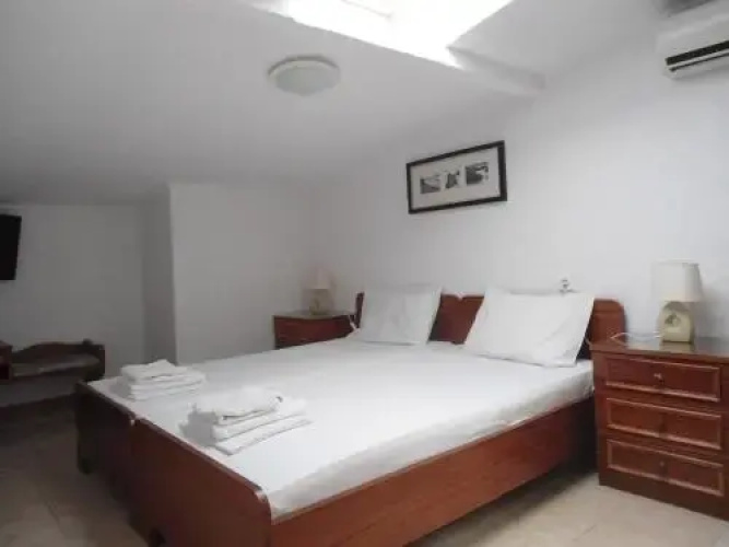 Leonidas Apartments