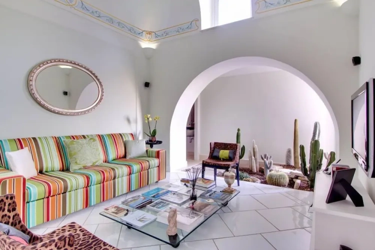 5 Bedrooms Villa