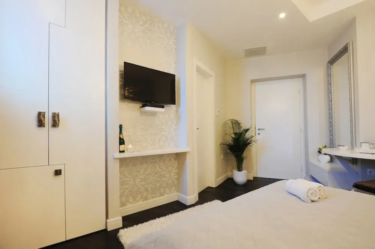 Silver & Gold Luxury Rooms