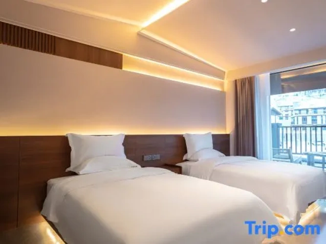 Deluxe Double Suite with mountain view