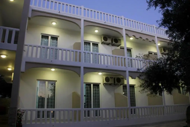 Standard Twin room with garden view