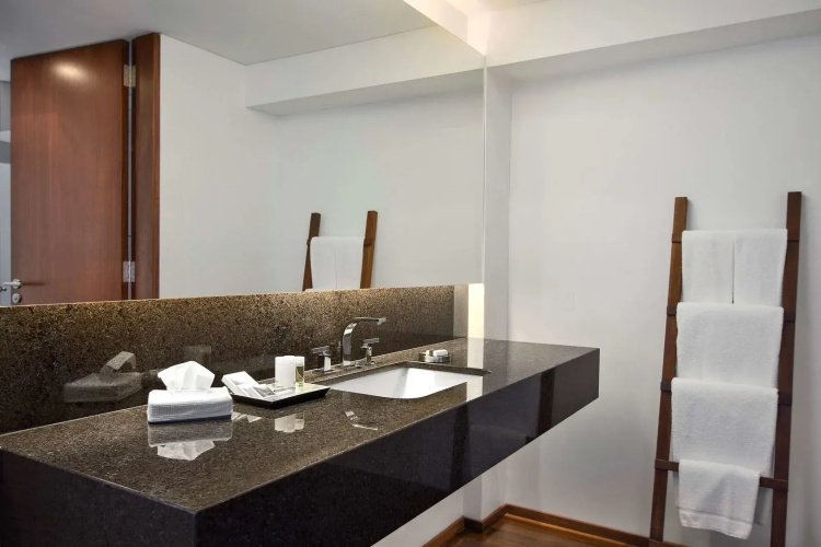 San Isidro Plaza Hotel