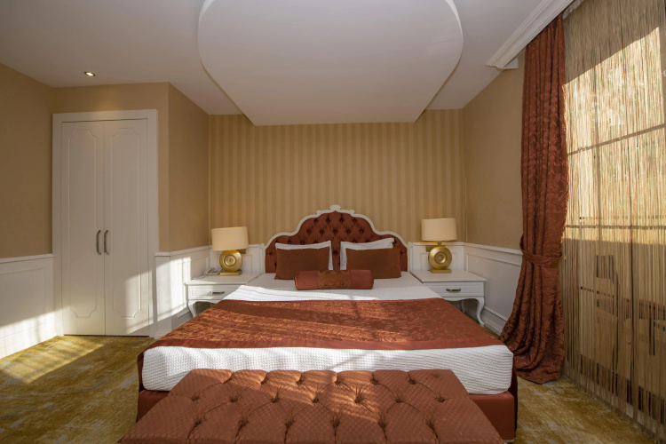 Han Deluxe Hotel