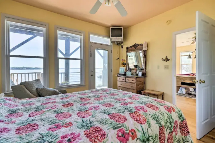 Charming Waterfront Home: Fish, Boat + More!