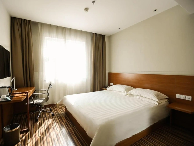 Standard Twin room with street view