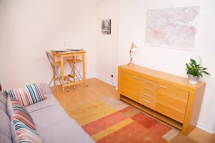 Bright & Quiet Edinburgh Home with Parking