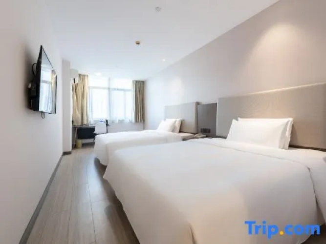 Standard Twin room with street view