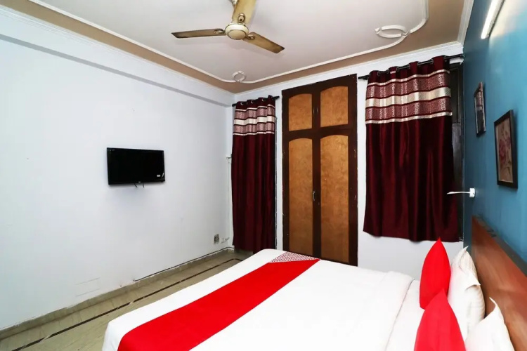 Oyo 42733 Silver Homes