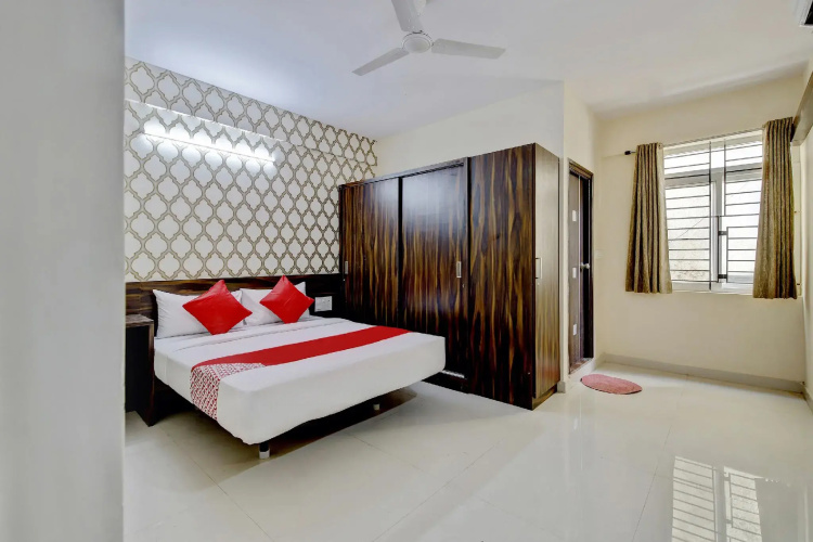OYO Flagship 13933 Varcity Pearl