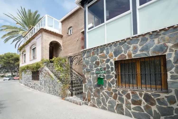 4 Bedrooms Cottage