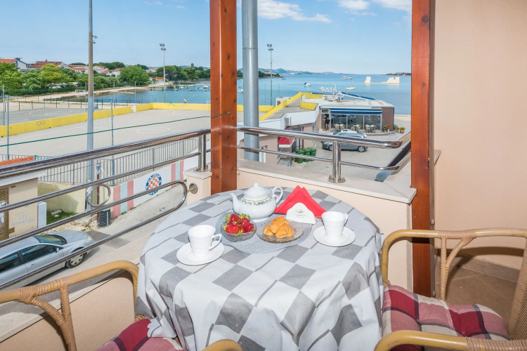 Beachfront Apartment Mira 3