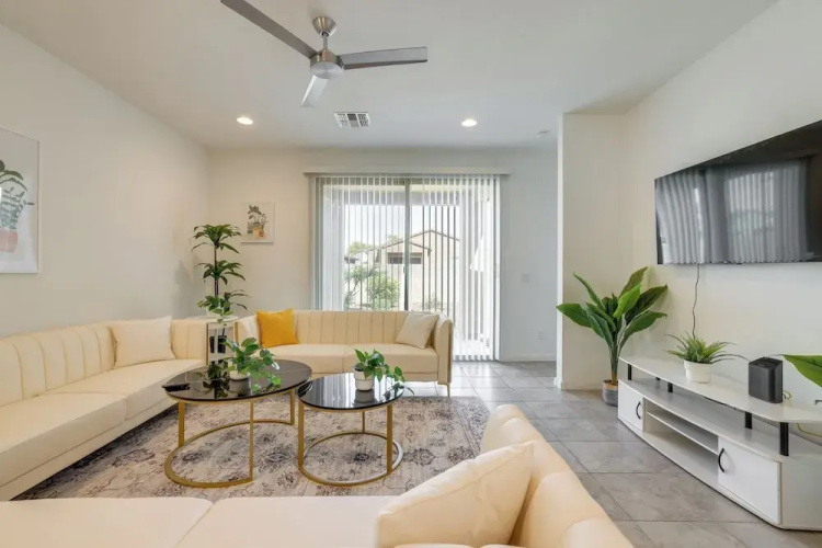 10 Mi to Downtown: Suburban Phoenix Home
