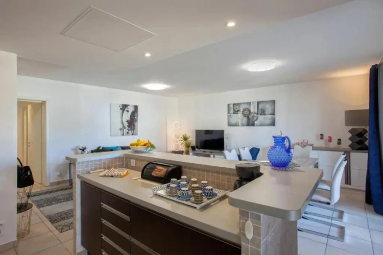3 Bedrooms Apartment
