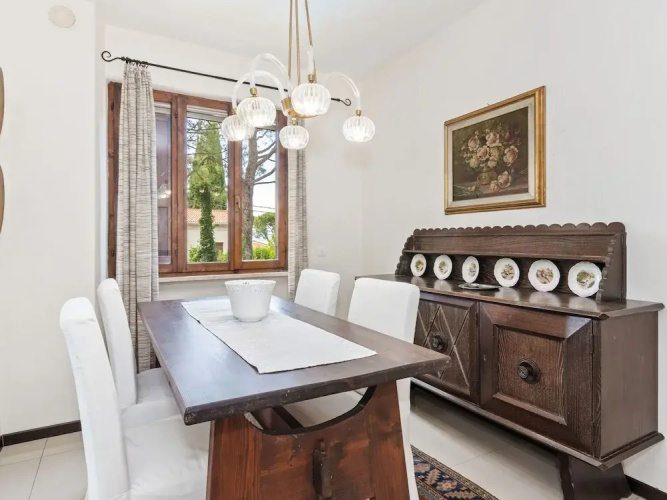 Comfortable Apartment With Library And Swimming Pool