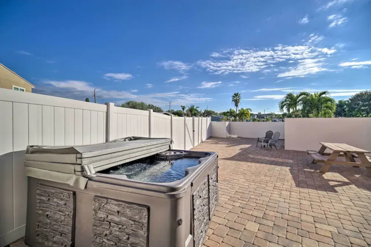Upscale Florida Townhome - 1/2 Mi to Beach!