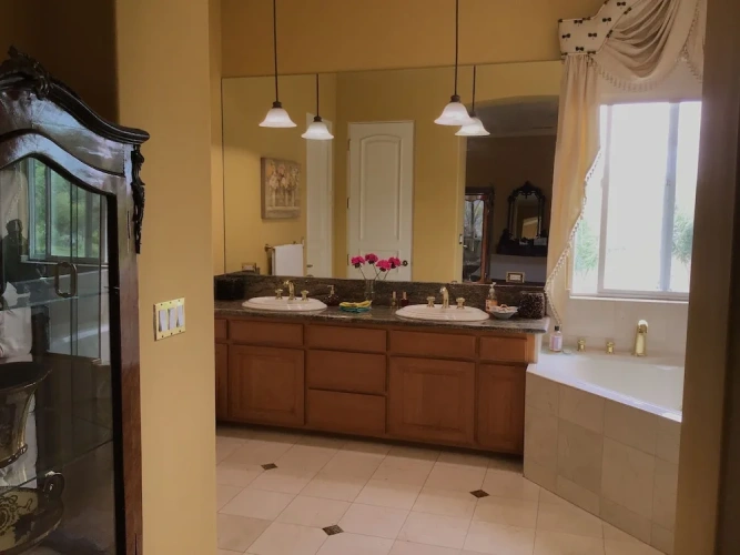 1 Bedroom Business Suite