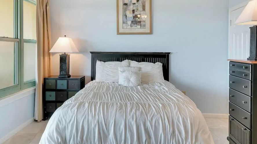 Charming Studio for 2 - Pool Views - Next Door to Alys!