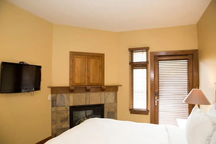 Updated 2 Bedroom -Fireplace & Balcony by RedAwning