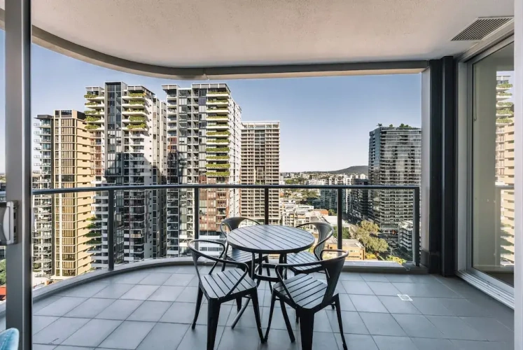 2 Bedrooms Apartment