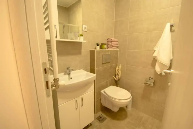 White Fields-Central 2-bdrm apartment with parking