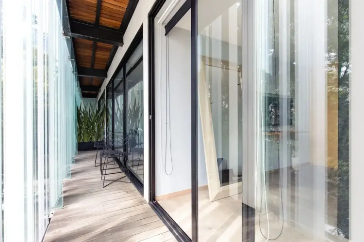 Executive 1BR Oasis With Kitchen & Private Balcony