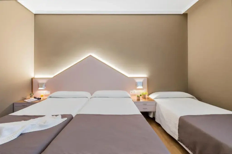 Standard Triple room