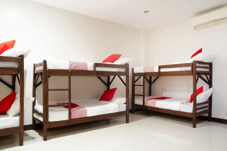 OYO 153 Monclaire Suites