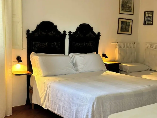 Standard Triple room with courtyard view