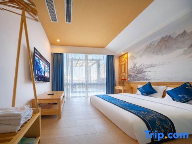 3 Bedrooms Suite with courtyard view