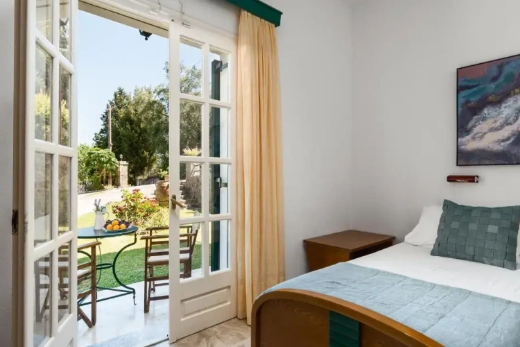 Basement Studio with pool view