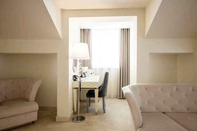 Tresor Le Palais Timisoara, Curio Collection By Hilton