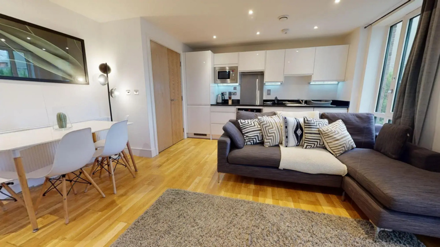 Comfy Two Bedroom One Bath Apartment in Limehouse
