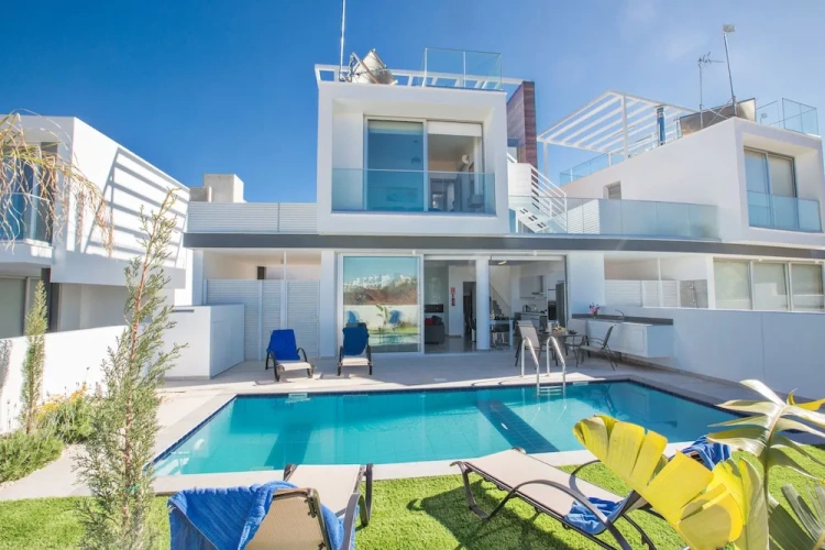 2 Bedrooms Villa
